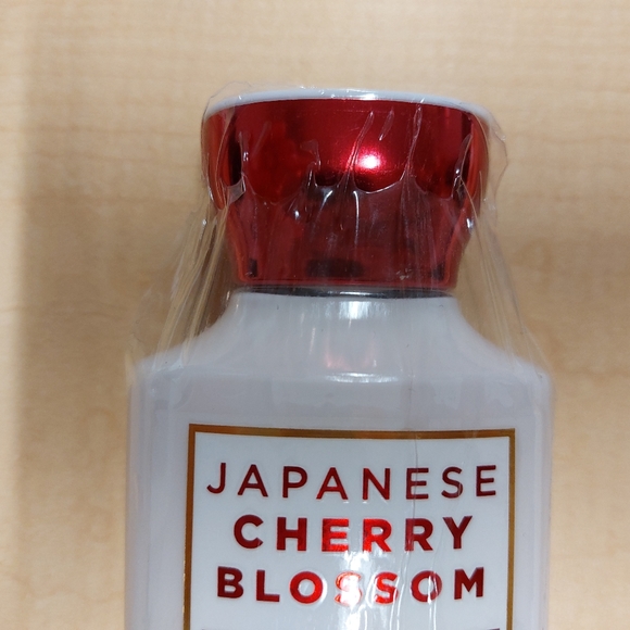 Japanese Cherry Blossom Body Lotion 24 hour moisture 8 fl oz Bath & Body Works - Picture 4 of 5